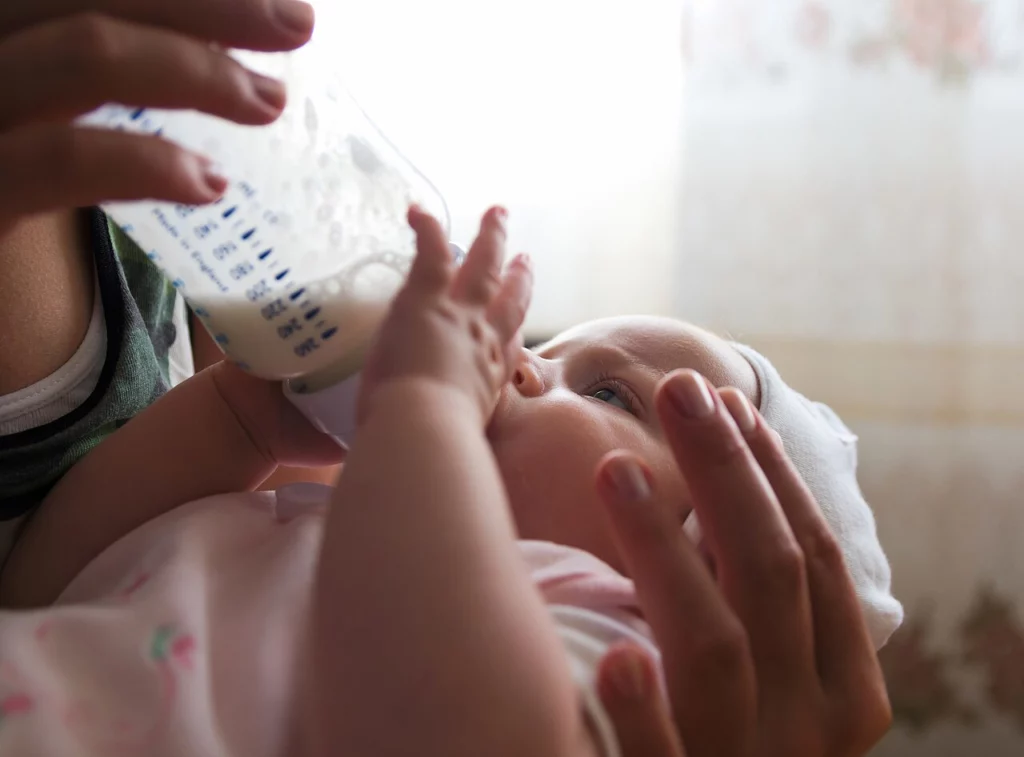 Кухня частного дома с отдельным краном питьевой воды и детской бутылочкой